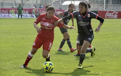 Dos futbolistas de Toluca y de Monarcas Morelia durante la copa