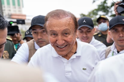 Rodolfo Hernández camina entre sus seguidores después de votar, en Bucaramanga, el 19 de junio de 2022.