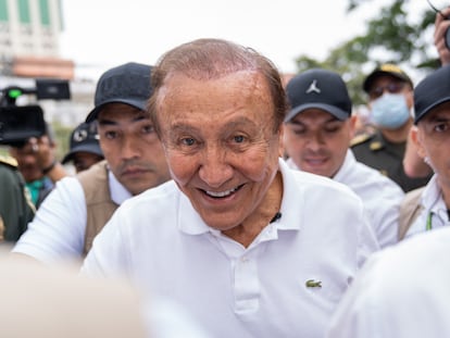 Rodolfo Hernández camina entre sus seguidores después de votar, en Bucaramanga, el 19 de junio de 2022.