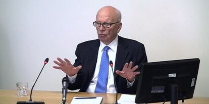 Rupert Murdoch ante la comisi&oacute;n que investig&oacute; las escuchas ilegales de su semanario &#039;News of the world&#039;, en Londres, en 2012.