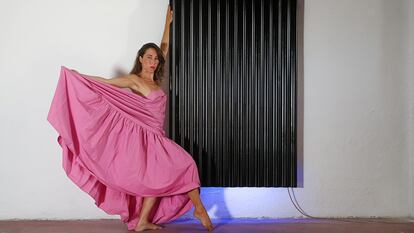 La bailaora Ana Morales en el taller del artista Cachito delante de la obra SIGNAL en julio de 2022.