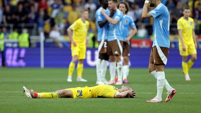 Oleksandr Svatok se lamenta ante la eliminación de Ucrania, después de empatar sin goles contra Bélgica.