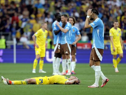 Oleksandr Svatok se lamenta ante la eliminación de Ucrania, después de empatar sin goles contra Bélgica.