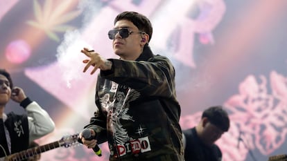 Junior H canta en el Vive Latino en Ciudad de México, en 2024.