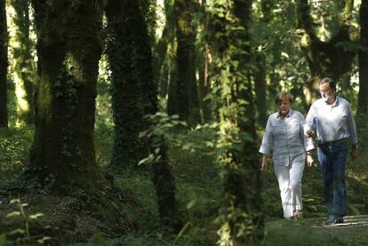 Paseo de la canciller alemana Angela Merkel y el presidente español Mariano Rajoy este domingo por el Camino de Santiago a las afueras de la capital gallega. Recorrieron juntos en una hora cinco kilómetros de la ruta.