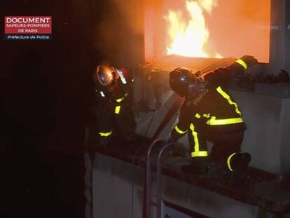 Los bomberos tratan de extinguir el incendio que se ha producido la madrugada de este martes en París.