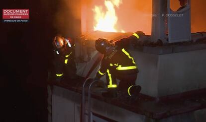 Bombeiros trabalham na extinção do incêndio na terça-feira.