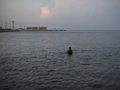 Um homem toma banho no Lago Maracaibo, Venezuela.