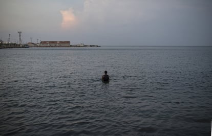 Um homem toma banho no Lago Maracaibo, Venezuela.