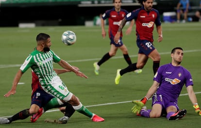 Sergio Herrera, portero del Osasuna, rechaza un disparo a bocajarro de Fekir.