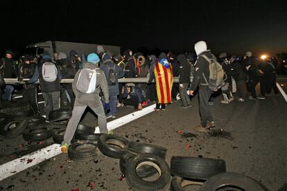 Grups independentistes munten una barricada amb rodes per bloquejar l'AP-7, a l'altura de l'Ampolla (Tarragona).