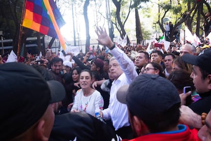 “Vamos a la marcha del pueblo, cuatro años de transformación para celebrar con el presidente López Obrador”, ha compartido la alcaldesa de Ciudad de México, Claudia Sheinbaum, a través de un video en sus redes. En la imagen, Sheinbaum, acompaña al presidente en su rumbo al Zócalo capitalino.