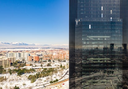 La IE Tower completa el panorama del parque empresarial Cuatro Torres Business Area construido en el tramo más al norte del Paseo de la Castellana. 