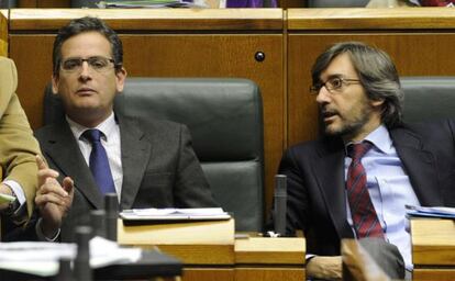 Basagoiti (a la izquierda), junto al secretario general del PP vasco, Iñaki Oyarzábal, en el Parlamento el pasado viernes.