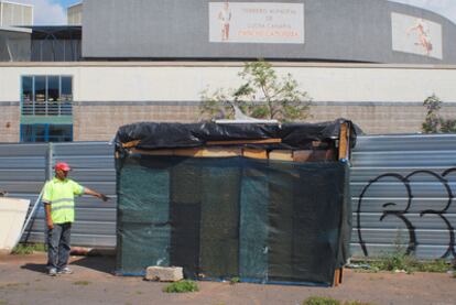 Caseta donde fue hallado muerto uno de los indigentes de Santa Cruz de Tenerife.