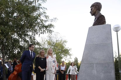 La presidenta de la Comunidad, Cristina Cifuentes y la presidenta de la Fundación Víctimas del Terrorismo, Mari Mar Blanco, en el homenaje al edil asesinado.