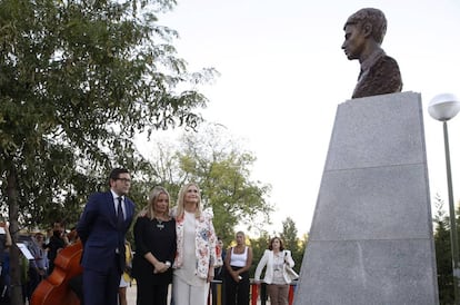 La presidenta de la Comunidad, Cristina Cifuentes y la presidenta de la Fundaci&oacute;n V&iacute;ctimas del Terrorismo, Mari Mar Blanco, en el homenaje al edil asesinado. 