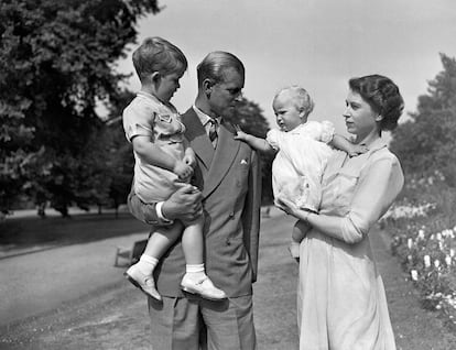 La princesa Ana en brazos de su madre, Isabel II, junto a su padre, el duque de Edimburgo, y su hermano mayor, Carlos, en 1951.
