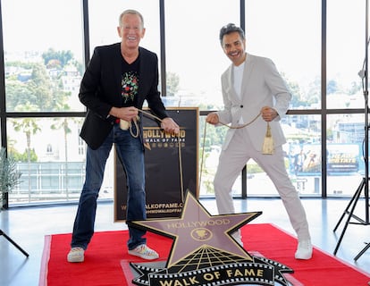 Richard Blade en Eugenio Derbez bij de onthulling van de nieuwe sterren die in 2026 op de Walk of Fame komen.
