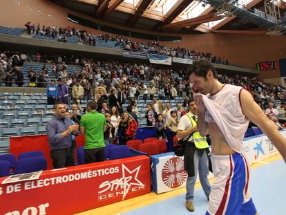 Los jugadores del Obradoiro abandonan ayer el pabellón Fontes do Sar tras ser derrotados por el Gran Canaria en Santiago.