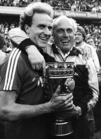 Udo Lattek (derecha) junto al delantero Karl-Heinz Rummenigge tras ganar la Copa Alemana de 1984.