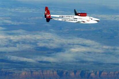 El avión &#39;Global Flyer&#39; sobrevuela el Parque Natural del Gran Cañón, antes de culminar su hazaña.