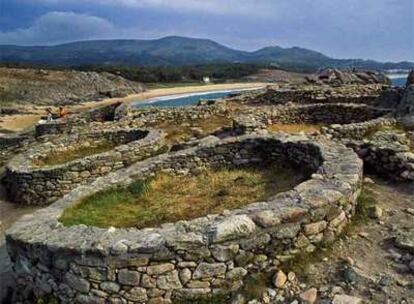 El castro de Baroña, del siglo I, es uno de los puntos de interés en la comarca de Barbanza.