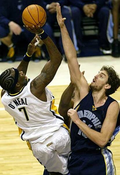 Gasol intenta taponar el lanzamiento a canasta de O&#39;Neal, de los Pacers de Indiana.