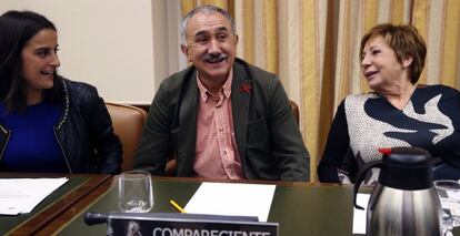 El secretario general de UGT, Pepe Álvarez (c), junto a la presidenta del Congreso, Celia Villalobos (d) y la vicepresidenta Carmen Rocío Cuello (i), hoy durante su comparecencia en la Comisión del Pacto de Toledo en el Congreso de los Diputados.