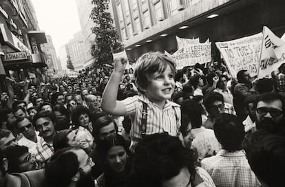 Manifestación convocada por las Asociaciones de Vecinos en la calle Preciados de Madrid por la carestía del pan, en junio de 1976.