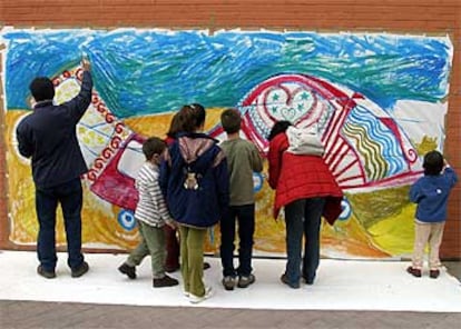 Vecinos de El Pozo del Tío Raimundo pintan un mural en homenaje a las víctimas del 11-M.