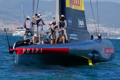 El Luna Rossa Prada Pirelli se prepara durante la octava jornada de las Round Robin de la Copa del América de Barcelona, este sábado.