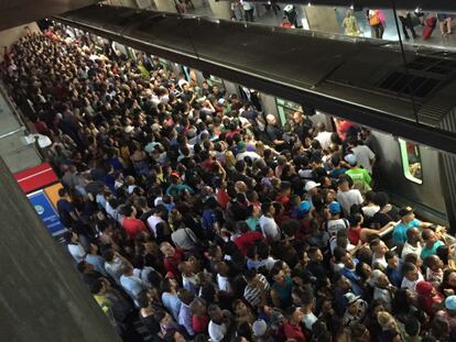 Esta&ccedil;&atilde;o do Metr&ocirc; lotada em S&atilde;o Paulo.