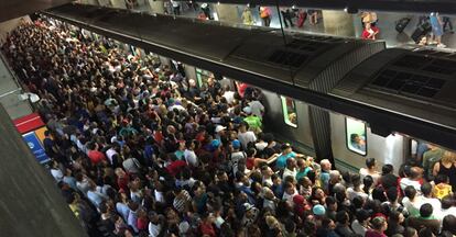 Esta&ccedil;&atilde;o do Metr&ocirc; lotada em S&atilde;o Paulo.