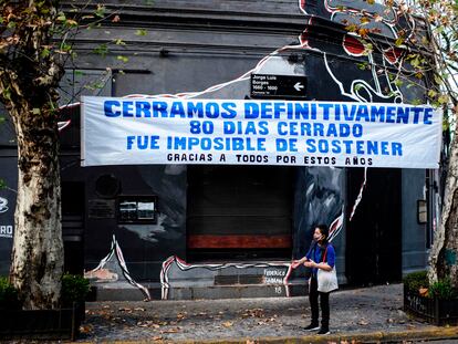 Un local cerrado por la pandemia en Buenos Aires exhibe un cartel de protesta, el 17 de junio de 2020.
