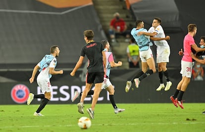 Los jugadores del Sevilla celebran su victoria ante el Manchester United y el pase a la final de la Europa League el pasado 16 de agosto de 2020.