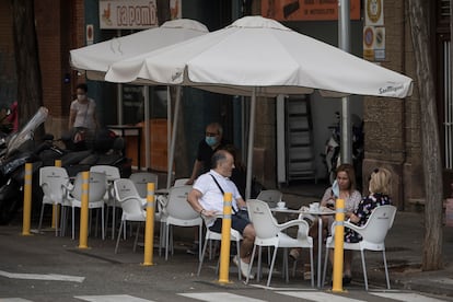 Una terraza de un bar delante del Hospital de Sant Pau. 