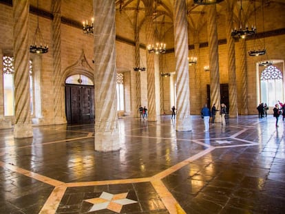 Sala de Contratación de la Lonja de Valencia, un edificio de estilo gótico civil y renacentista.