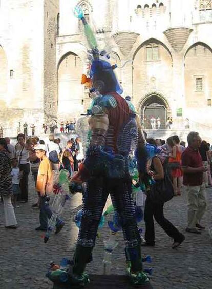 Un actor disfrazado de robot, delante del Palacio de los Papas.