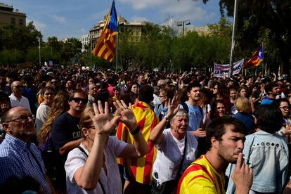 Una multitud ondea banderas independentistas durante una protesta en Barcelona tras las cargas policiales que ayer dejaron cientos de heridos.  