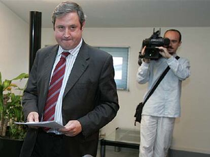 El director de Recursos Humanos de Osakidetza, José Andrés Blasco, antes de la rueda de prensa.