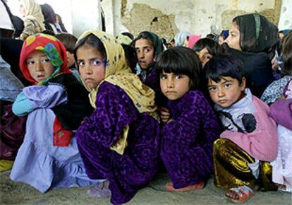 Niñas afganas, en su primer día de colegio tras la caída del régimen talibán.
