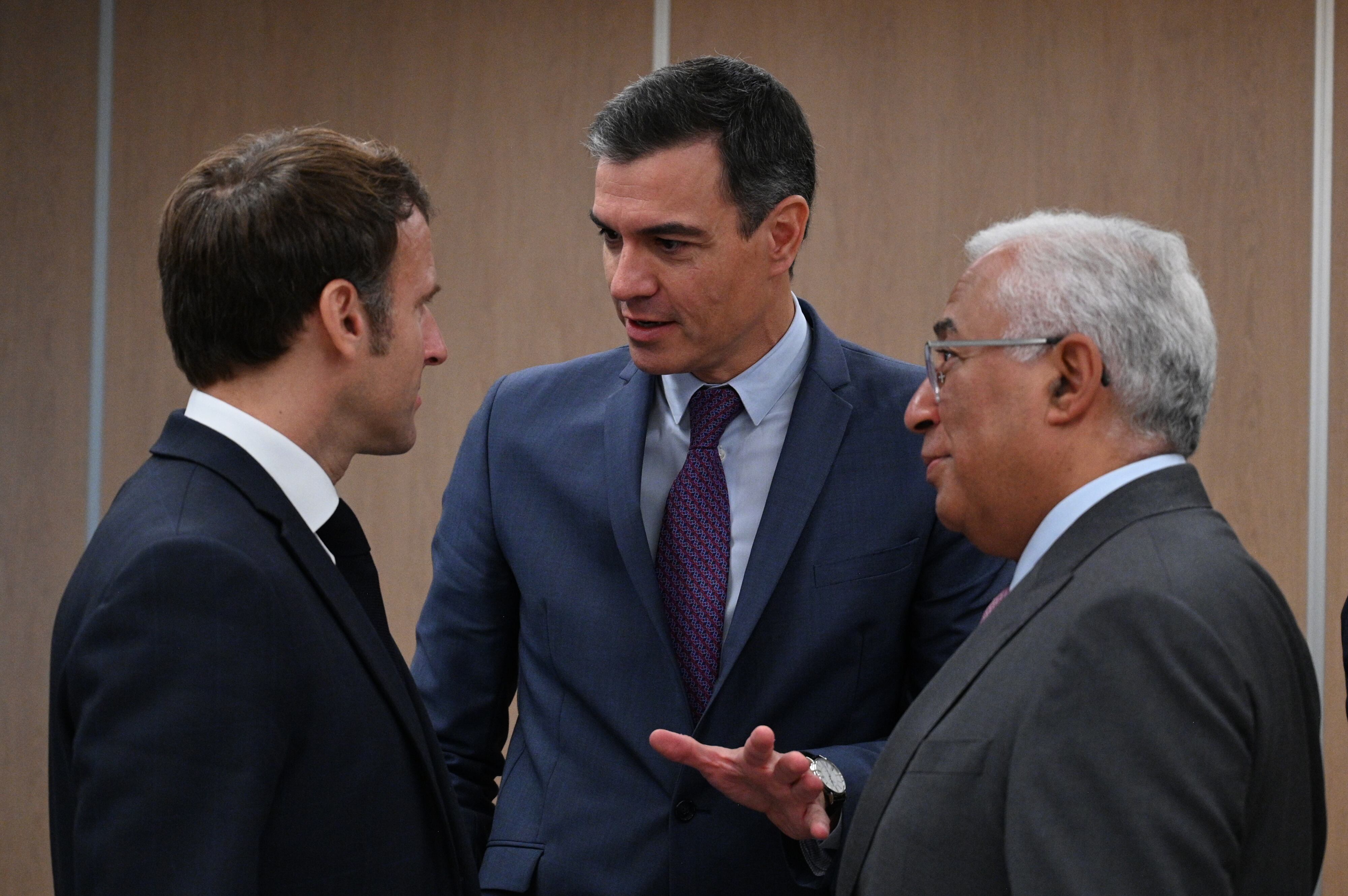 Desde la izquierda, Macron, Sánchez y Costa, este jueves en Bruselas. 