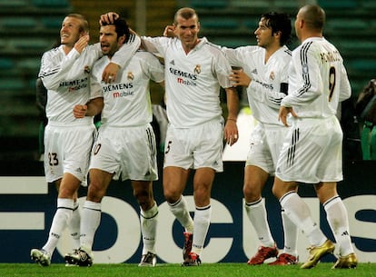 Beckham, Figo, Zidane, Raúl y Ronaldo celebran el segundo gol del Madrid en Roma en 2004 en la única imagen que hay de ellos solos.