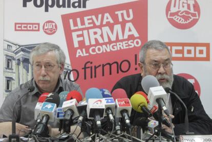 Toxo (izquierda) y Méndez, durante la valoración ayer en Madrid del diálogo social.