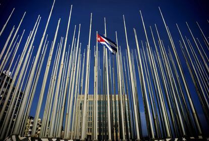 Os mastros daquela que é conhecida em Cuba como ‘Tribuna Anti-imperialista', em frente à sede diplomática dos EUA, vazios neste domingo de manhã, à exceção de uma bandeira cubana. Em 2006, o Governo cubano instalou um bosque de bandeiras negras em frente à Seção de Interesses, como protesto contra as notícias e mensagens de direitos humanos que Washington transmitia num painel eletrônico instalado no quinto andar de seus escritórios.