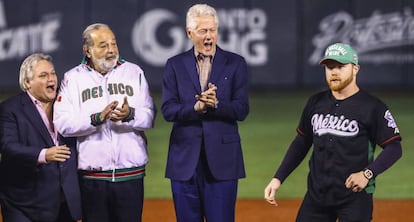 Los empresarios mexicanos Carlos Bremer y Carlos Slim, Bill Clinto y el boxeador Saul Canelo Álvarez, el viernes en Guadalajara.