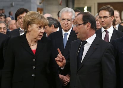 La canciller alemana, Angela Merkel, charla con el presidente francés, François Hollande, durante la ceremonia del Premio Nobel de la Paz 2012 celebrado en el Ayuntamiento de Oslo, en Noruega