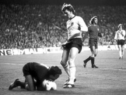Iribar ataja ante el alemán Danner, en 1976.