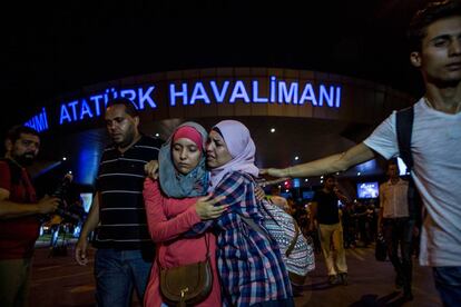 Dues dones es consolen després d’abandonar l’aeroport després de les explosions.